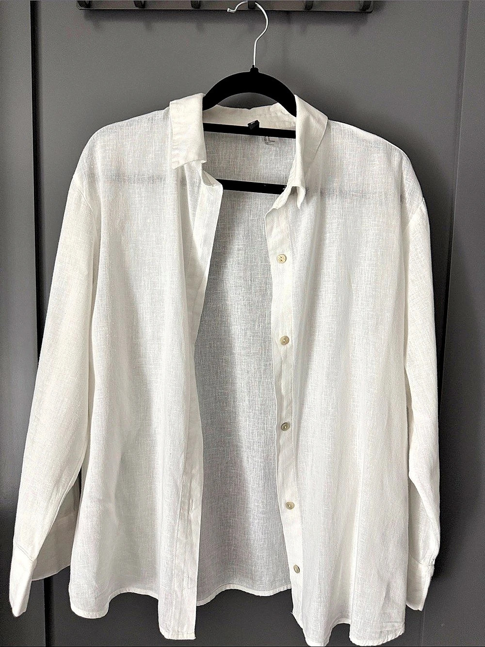 H&Medium White Button Down Shirt Size Medium Like New